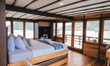Brand New Phinisi | 3D2N Komodo Trip | Spacious Lounge | KANTHAKA