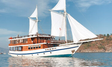 Brand New Phinisi | 3D2N Komodo Trip | Spacious Lounge | KANTHAKA