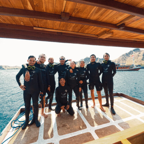 Fun Dive in Komodo with The Best Daily Boat | Expert Dive Guides, Fun Crews & Exquisite Meals On Board | PAPITON DIVE